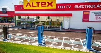 Altex pune stații de încărcare a mașinilor electrice în parcările magazinelor