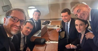 Nicușor Dan a plecat în vizită în Germania. Cine merge cu el, poză din avion
