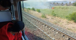 VIDEO Tren Constanța – București, întors în stație la Medgidia din cauza unui incendiu de vegetație UPDATE