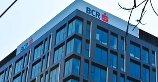 Vești proaste pentru românii cu credite. Dobânzile nu scad prea curând. Economiștii băncilor revizuiesc prognozele