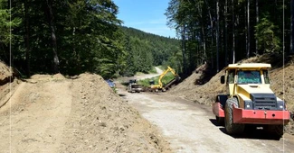 Alternativa la DN1 Valea Prahovei: Construcții Erbașu ar putea finaliza lucrările la drumul județean Valea Doftanei – Săcele în 2027 sau 2028, în funcție de finanțarea alocată