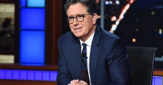 Trump critică vehement emisiuniele umoristice de la televiziunile americane, în care este ironizat deseori, și amenință cu ridicarea licențelor. Ținta principală este comediantul Stephen Colbert