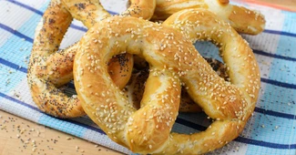 Recesiune și în restaurante. Am trecut pe covrigi și patiserie, 80% comandăm prin delivery. Românii ies tot mai rar – Studiu