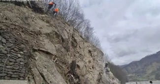 VIDEO Cum mai decurg lucrările de stabilizare a versanților pe DN 7 – Valea Oltului