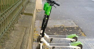 Accident mortal în centrul Capitalei. O femeie de 35 de ani a murit vineri după ce a căzut de pe o trotinetă electrică