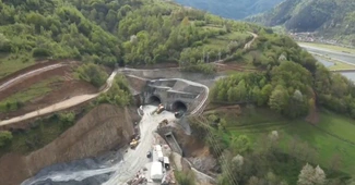 VIDEO Autostrada Sibiu – Pitești: Prima galerie a tunelului Robești a fost străpunsă