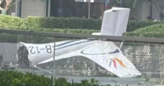 Un avion de mici dimensiuni a intrat în cea mai înaltă clădire din Beijing