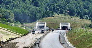 VIDEO A1 Sibiu – Pitești: Cum arată lotul cu primul tunel forat de autostradă din România cu câteva săptămâni înainte de deschidere