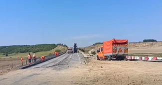 VIDEO Autostrada Moldovei: Muncitorii lui Umbrărescu racordează Centura Bacău cu noile tronsoane ale A7