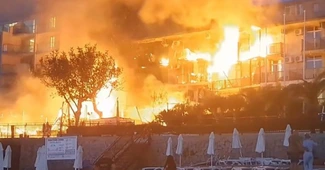 VIDEO – Incendiu uriaș în Bulgaria, în una dintre cele mai populare staţiuni. Zeci de turiști au fost evacuați din hoteluri în Sozopol