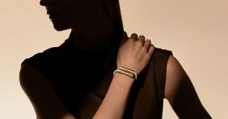 Brățara care poate spune familiei unde ești și dacă ai nevoie de ajutor, fără telefon. Noul proiect al fondatorilor Fitbit are și o legătură cu România