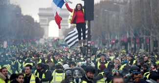 Pe fondul prețurilor record la carburanți din Europa, se fac apeluri pentru recursul la rezervele strategice. Ce spune Macron în condițiile în care francezii încep să-și aducă aminte de revolta “vestelor galbene”
