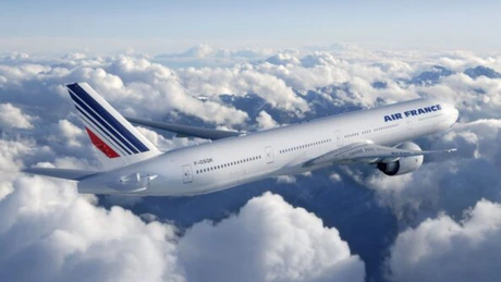 Pasagerii unui avion Air France, rugaţi să facă chetă pentru alimentarea cu carburant