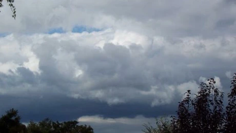 Informare meteo de instabilitate atmosferică pentru zilele de luni si marți