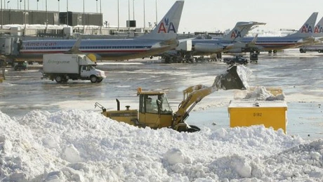 CNAB: Aeronavele înregistrează întârzieri la decolare de 40-50 de minute din cauza operaţiunilor de degivrare