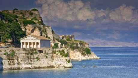 Disperare greacă: 50 de hectare din insula Corfu vor fi concesionate pe 100 de ani