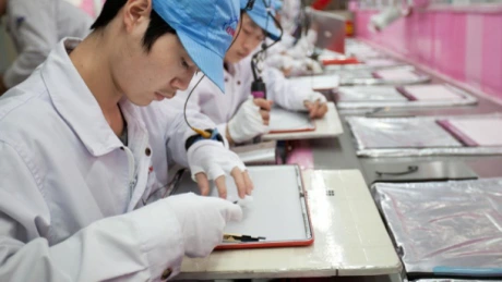Scandalul Apple în China: Ore suplimentare de muncă incorect remunerate la Foxconn