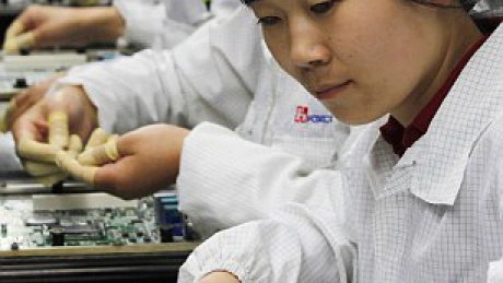 Apple şi Foxconn pregătesc condiţii mai bune de lucru în China