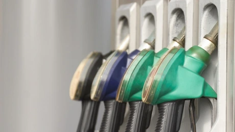 De ce e ieftină benzina în America