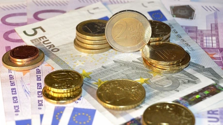 Cursul a coborât aproape de 4,44 lei/euro la finalul sesiunii