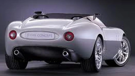 Jaguar reînvie legenda E-Type: roadsterul F-Type vine în 2013