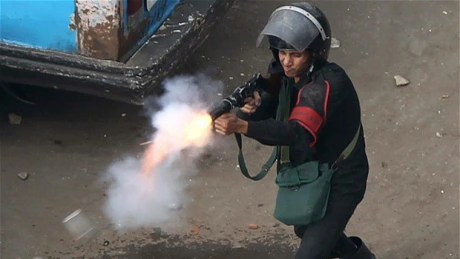 Confruntări între protestatari şi forţele de ordine, la Cairo
