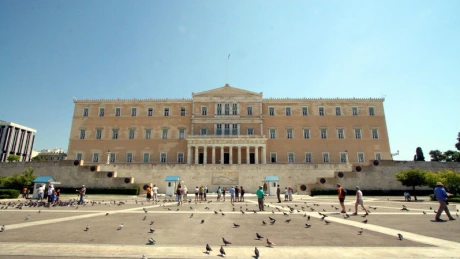 Preşedintele grec Karolos Papoulias a dizolvat parlamentul