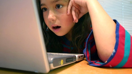 Doar 5% dintre părinţi îşi protejează copiii de conţinutul dăunător de pe internet
