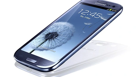 Ce a păţit un Samsung Galaxy S III scăpat pe jos. Test VIDEO