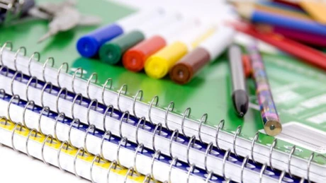 Studiu: Peste 57% dintre români alocă între 100-300 de lei pentru a cumpăra rechizite şcolare