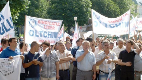 Protestele continuă la Oltchim: Peste 500 de salariaţi aşteaptă revocarea conducerii sindicatului