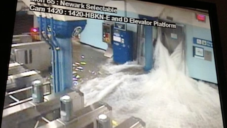 Şapte tuneluri de metrou au fost inundate la New York