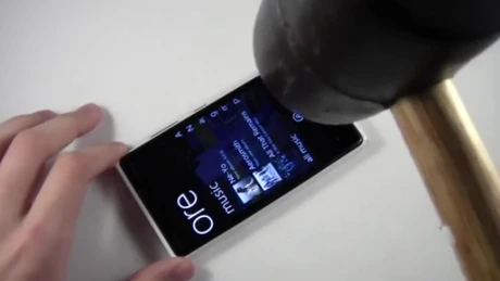 Test de tortură pentru Lumia 920. Rezistă la ciocane, cuie şi cuţite VIDEO
