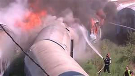 Incendiu lângă podul Grant din Capitală, trei vagoane dezafectate sunt cuprinse de flăcări