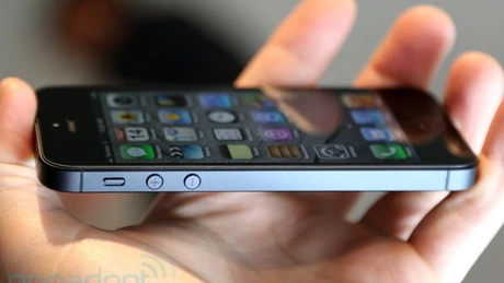Apple a redus la jumătate comenzile de ecrane iPhone 5 pentru primele trei luni ale anului