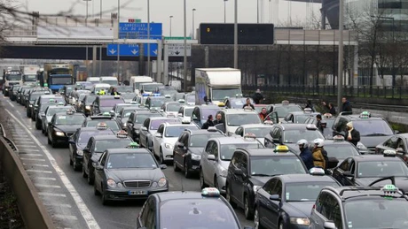 Taximetriştii francezi au blocat circulaţia în marile oraşe