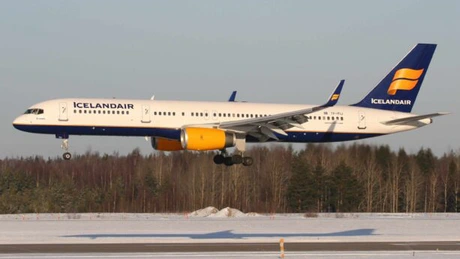 Pasager violent, legat cu bandă adezivă de scaunul unui avion