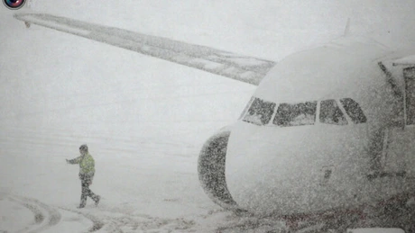Zeci de zboruri anulate în Marea Britanie din cauza ninsorii