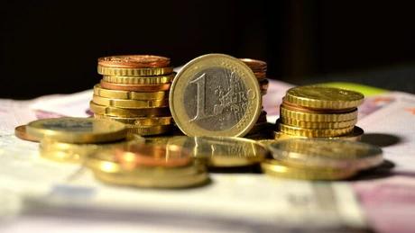 Cursul a scăzut uşor sub 4,3 lei/euro în prima oră a şedinţei de marţi