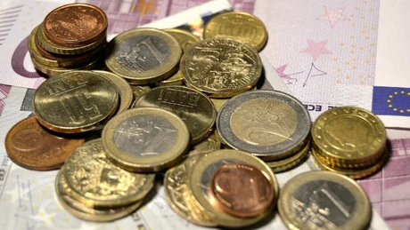 Cursul a rămas peste 4,38 lei/euro în prima oră a şedinţei interbancare