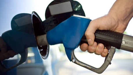 Acciza de 7 eurocenţi se va aplica doar la benzină, se amână cu 3 luni la motorină