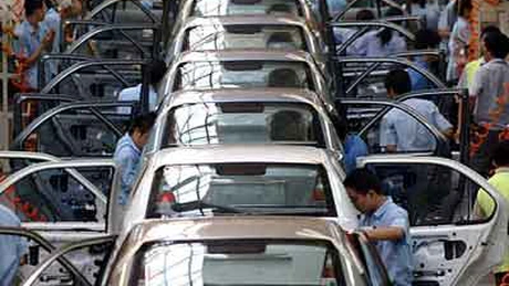 Piața auto din China a scăzut pentru a patra lună consecutiv din cauza crizei de semiconductori