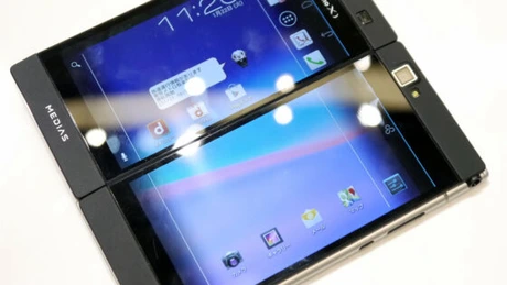 Telefonul pliabil cu două ecrane, prezentat la MWC 2013. VIDEO şi GALERIE FOTO