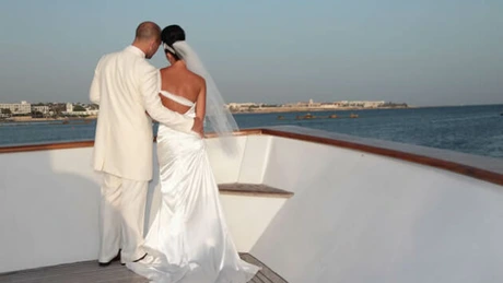 Criza la greci: Elenii se plâng că nu mai au bani pentru nunţi fastuoase şi înmormântări