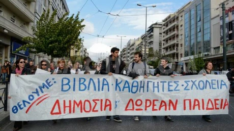 Profesorii de gimnaziu protestează la Atena afaţă de măsurile de austeritate