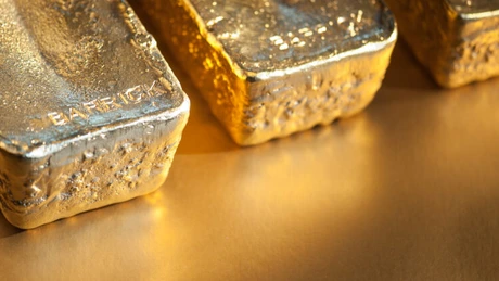 Cotaţia aurului îşi revine uşor, după cea mai mare scădere începând din anii '80