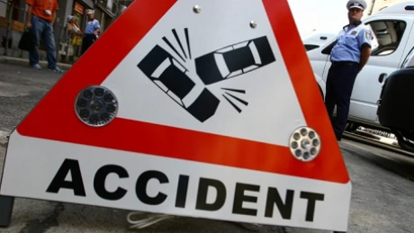 Zece persoane acuzate că înşelau firmele de asigurări prin înscenarea de accidente rutiere, reţinute