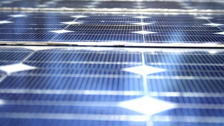 CE şi-a fixat un nou termen privind taxa antidumping în cazul panourilor solare din China