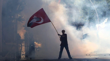 Proteste la Ankara. Gaze lacrimogene şi tunuri cu apă, folosite pentru a dispersa manifestanţii