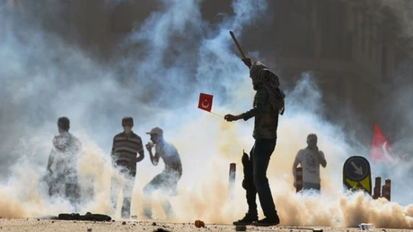 Mii de protestatari au reocupat Piaţa Taksim din Istanbul. Forţele de ordine au intervenit